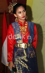 Nova Eliza Berbusana Adat Aceh