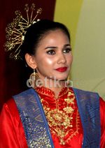Nova Eliza Berbusana Adat Aceh