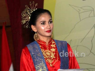 Nova Eliza Berbusana Adat Aceh