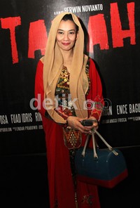 Reza tampil dengan gaun merah dipadu kerudung coklat. (Gusmun/detikHot).