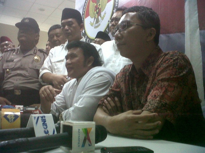 Usai Syukuran, Rhoma dan Foke Tarawih Bersama di Kwitang