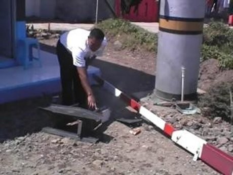 Pintu Perlintasan KA di Garut Rusak Diseruduk Minibus