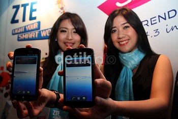 Model menunjukkan Smartphone ZTE Skate.