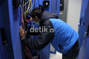 Dugaan sementara kebakaran akibat korsleting listrik di salah satu ruangan di gedung tersebut.