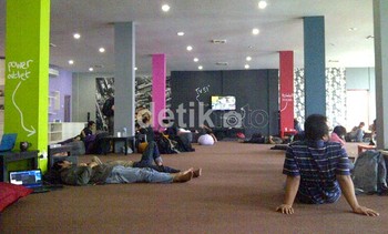 Tim IT dari berbagai tenant melepas lelah dengan tiduran di lantai 3 gedung IDC.