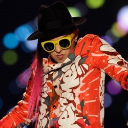 Lipat Uang Kertas Jadi Bunga, G-Dragon Dikritik