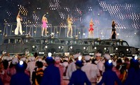 Posh, Ginger, Baby, Sporty, dan Scary memasuki panggung dengan menaiki lima taksi yang akhirnya berhenti di tengah panggung. (Jeff J Mitchell/Getty Images).