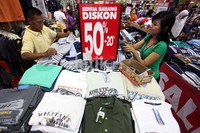 Pembeli memilih pakaian yang akan dibelinya di salah satu pusat perbelanjaan di kawasan Blok M, Jakarta Selatan.