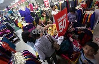Warga menyerbu stand yang menawarkan diskon hingga 50 persen.