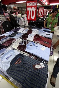 Menjelang Lebaran, pusat perbelanjaan mulai diserbu warga yang akan membeli kebutuhan Lebaran.