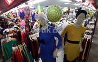 Berbagai model busana muslim dijual di tempat ini.
