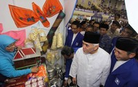 Hatta mengunjungi salah satu stand Pasar Anak Negeri. (dok Hatta)