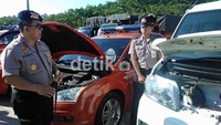 Kapolda Sulselbar Irjen Mudji Waluyo memeriksa mesin kendaraan operasional anggotanya, yang akan mendukung pelaksanaan Operasi Ketupat 2012. Muhammad Nur Abdurrahman/detikcom.