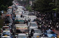 Para pengendara menembus kepadatan dengan saling bermanufer ke tempar-tempat kosong.
