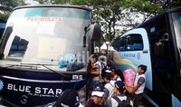 Dengan wajah ceria mereka masuk ke bus yang akan mengantar mereka ke kampung halaman.
