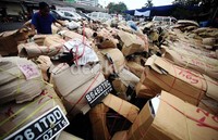 Banyak warga yang memilih mengirimkan sepeda motornya demi keamanan.