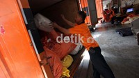 Inilah aktivitas PT Pos Indonesia Jakarta Kota yang menjadi pusat atau titik sentral pengiriman dan penerimaan barang dari dalam dan luar negeri.