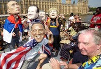 Perahu itu dihiasi dengan spanduk, bendera, para pemukul drum yang menggunakan topeng para pemimpin dunia. (dok Oxfam)