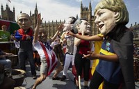 Mereka menari dan melambaikan tangan kepada kerumunan penonton Olimpiade. (dok Oxfam)