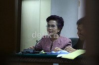 Miranda mendengarkan keterangan yang disampaikan saksi. (Ramses/detikcom).