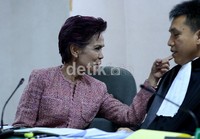 Miranda bercanda dengan kuasa hukumnya disela-sela sidang. (Ramses/detikcom).