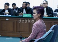 Dalam persidangan ini, Miranda membantah pernah meminta anggota Fraksi TNI/Polri untuk tidak menanyakan persoalan keluarga dalam fit and proper test.