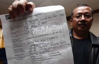 Salah karyawan yang berasal dari PT. ASKES (persero) mengunjukkan form pengaduan yang dibuatnya, dirinya mengaku belum mendapatkan hak atas THR.