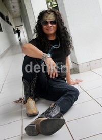 Candil tetap setia dengan gaya ala rockernya. (Gusmun/detikHot).