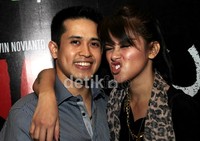 Dipeluk Aufar, Olla Ramlan pasang muka jelek. (Gusmun/detikHot).