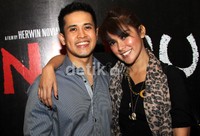 Olla dan Aufar makin mesra saat ditemui di Epicentrum, Sabtu (11/8/2012). (Gusmun/detikHot).