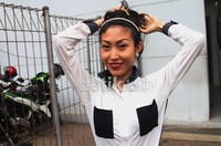Senyuman manis Ayu Dewi di balik bibir merahnya. Gus Mun/detikHOT.
