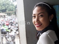 Ayu Dewi terlihat manis dengan bibir merahnya. Gus Mun/detikHOT.
