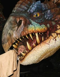 Heidi memasukkan kepalanya ke dalam mulut naga Nadder di belakang panggung How To Train Your Dragon Live Spectacular di Nassau Coliseum, New York. Kevin Kane/Getty Images.