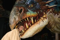 Mantan istri Seal itu berpose digigit seekor naga Nadder. Kevin Kane/Getty Images.