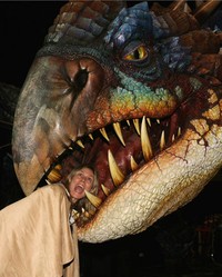 Heidi tampak menikmati waktunya dengan berpose digigit seekor naga Nadder. Kevin Kane/Getty Images.