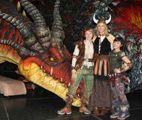 Dengan dibalut baju ala viking, Heidi, Hiccup (Riley Miller), dan Astrid (Gemma Nguyen) berpose saat di belakang panggung How To Train Your Dragon Live Spectacular pada 4 Agustus lalu. Kevin Kane/Getty Images.