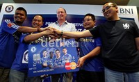Bank Negara Indonesia (BNI) yang diwakili GM BNI Card Center Dodit Wiweko Probodjakti (kedua dari kiri) dan klub Chelsea FC yang diwakili Managing Director Chelsea FC wilayah Asia Pasifik Adrian New (tengah) meluncurkan Co-Branding Payments Cards BNI-Chelsea FC.