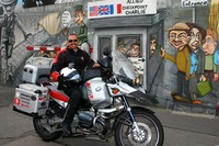 Jeffrey Polnaja berpose dengan motorny sebelum kecelakaan. (dok Jeffrey Polnaja).