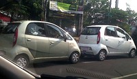 Dua mobil Tata Nano melintas di kawasan Bogor. (dok Novianus).