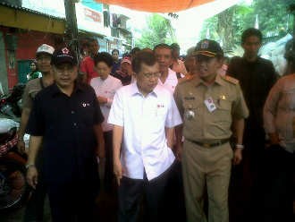  Datangi Korban Kebakaran Tambora, JK Beri 10 Ribu Seng