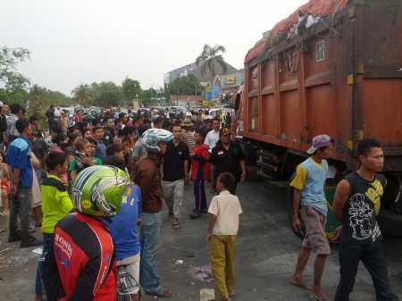 Hendak Parkir, Truk Sampah Tabrak Ibu Hingga Tewas di Kelapa Gading