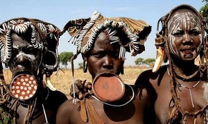 Bertemu Wanita Berbibir Panjang di Ethiopia