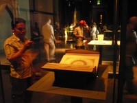 Pengunjung melihat koleksi Al Quran kuno. Museum of Islamic Art menyimpang banyak artefak dan benda seni Islam dari seluruh dunia (Dadan/detikTravel)