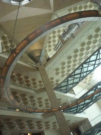 Desain interior Museum of Islamic Art yang menawan. Museum yang dibuka sejak 2008 ini terletak di pinggir ibukota Qatar yakni Doha dengan luas 45.000 meter persegi (Dadan/detikTravel)