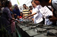 JK mengecek harga air bersih di sekitar likasi kebakaran di Tambora, Jakarta Barat, Selasa (14/8).