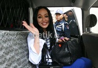 Angie melambaikan tangan sesaat sebelum meninggalkan gedung KPK, Jakarta. (Ramses/detikcom).