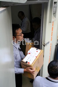 Petugas KPK mengeluarkan dokumen-dokumen dari dalam kontainer. (Ramses/detikcom).