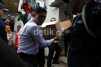 Secara estafet penyidik KPK memindahkan sekitar 30 boks berkas ke dalam mobil. (Ramses/detikcom).