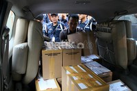 Petugas memasukkan berkas ke dalam mobil. Berkas tersebut kemudian dibawa ke dalam gedung KPK melalui basement. (Ramses/detikcom).