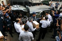 Barang bukti yang sempat tertahan 2 pekan itu diboyong menggunakan mobil Toyota Innova hitam bernopol B 1031 UFS. (Ramses/detikcom).